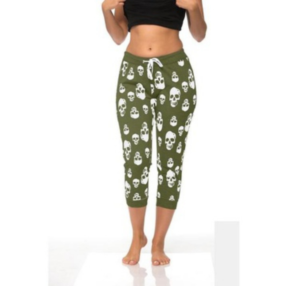 Skull capri joggers.